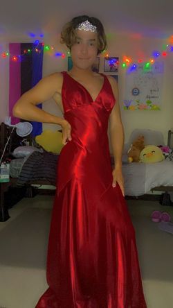 Niki Livas Red Size 8 Plunge Mermaid Dress on Queenly