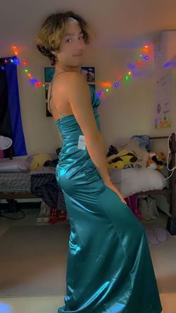Windsor Green Size 4 Square Floor Length Prom Straight Dress on Queenly