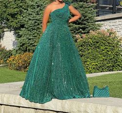 Camille La Vie Green Size 2 One Shoulder Floor Length Prom Ball gown on Queenly