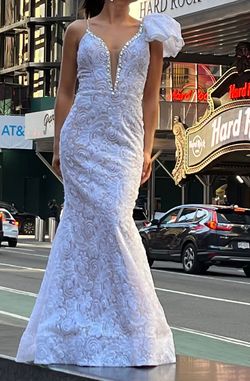 Style Custom Gown Fernando Wong White Size 0 Custom Floor Length Mermaid Dress on Queenly