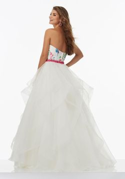 Style 99006 MoriLee White Size 0 Floral Prom Ball gown on Queenly