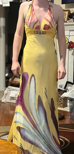 Night Moves Yellow Size 0 Prom Plunge Side slit Dress on Queenly