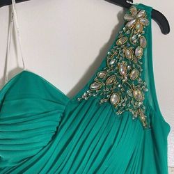 B DARLIN Green Size 4 Floor Length Emerald 50 Off Ball gown on Queenly