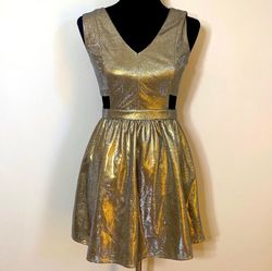 Forever 21 Gold Size 4 Homecoming Plunge Cocktail Dress on Queenly