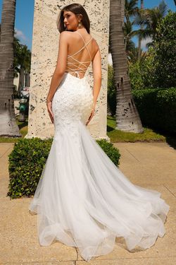 Style SU066 Amelia Couture White Size 8 Train Tall Height Mermaid Dress on Queenly
