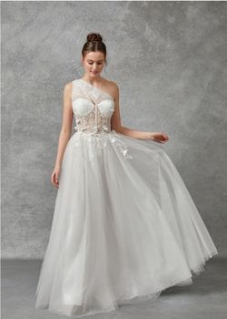 Style YD0214 Bicici & Coty White Size 4 Bicici And Coty Cotillion One Shoulder Tulle Ball gown on Queenly