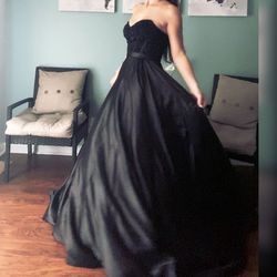 Sherri Hill Black Size 4 Prom Floor Length Plunge Ball gown on Queenly