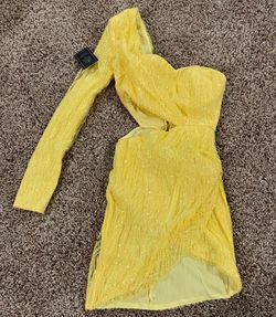 Dressmeze Yellow Size 0 Appearance Homecoming Sheer Cocktail Dress on Queenly