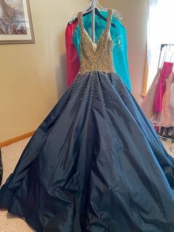 Style custom Mac Duggal Green Size 4 Free Shipping Jersey 50 Off Ball gown on Queenly