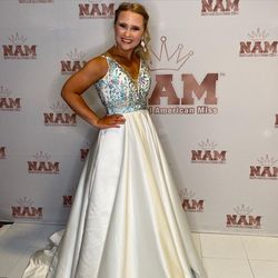 Sherri Hill White Size 4 Floor Length Plunge Free Shipping Jersey Pageant Ball gown on Queenly
