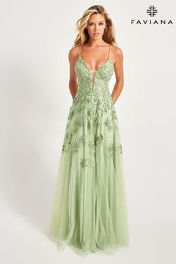 Style S10640 Faviana Green Size 2 Lace V Neck Fitted A-line Dress on Queenly