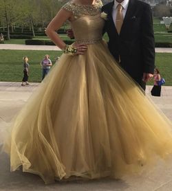 Sherri Hill Gold Size 6 Prom Pageant Ball gown on Queenly