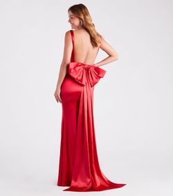 Style 05002-7365 Windsor Red Size 12 Square Neck Train Side slit Dress on Queenly