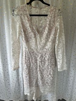 Soieblu Nude Size 8 Long Sleeve Lace Plunge Cocktail Dress on Queenly