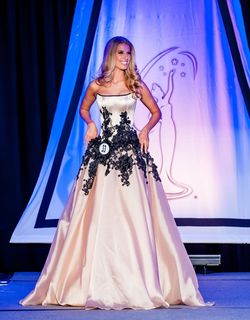 Juan Carlos Nude Size 0 Free Shipping Ball gown on Queenly