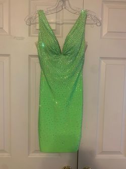 Green Size 00 Cocktail Dress on Queenly