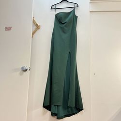 Style 28176 La Femme Green Size 8 Train One Shoulder Side slit Dress on Queenly