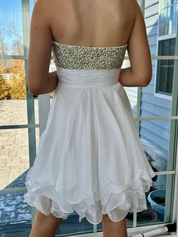 Style 16541 La Femme White Size 0 Strapless Semi Formal Cocktail Dress on Queenly