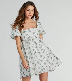 Style 05101-3358 Windsor White Size 4 Flare Sleeves Floral Engagement Cocktail Dress on Queenly