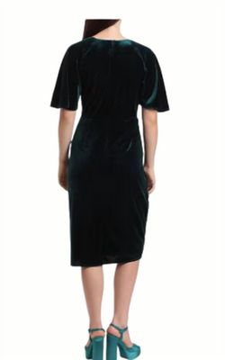Style 1-3188943735-1498 Maggy London Green Size 4 V Neck Tall Height Cocktail Dress on Queenly