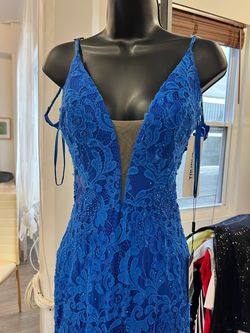 Style 28355 La Femme Blue Size 6 Prom Plunge Straight Dress on Queenly
