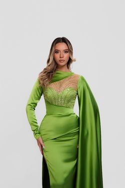 Style Mariposa Minna Fashion Green Size 4 Cape High Neck Black Tie Sleeves Pattern Side slit Dress on Queenly