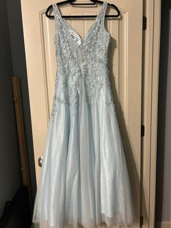 Ellie Wilde Blue Size 4 Plunge Medium Height Prom Straight Dress on Queenly