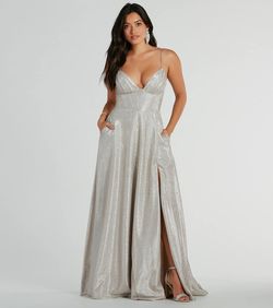 Style 05002-7987 Windsor Silver Size 8 V Neck Prom Side slit Dress on Queenly