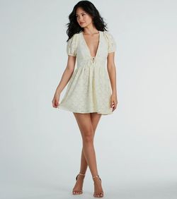 Style 05101-2967 Windsor Yellow Size 4 Mini Lace Graduation Jersey Cocktail Dress on Queenly