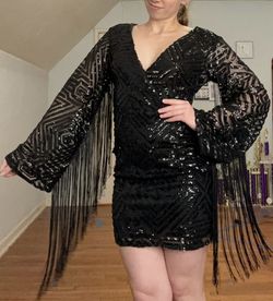 Venus Black Size 2 Sleeves Plunge Speakeasy Cocktail Dress on Queenly
