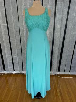 Green Size 4 Straight Dress on Queenly