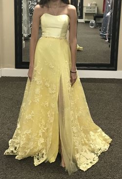 Yellow Size 0 Ball gown on Queenly