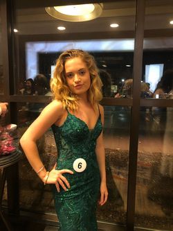 Style 32049 La Femme Green Size 00 Plunge Prom Mermaid Dress on Queenly
