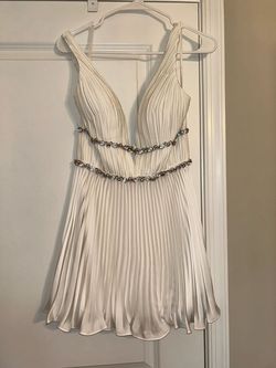 Mac Duggal White Size 2 Flare Plunge Cocktail Dress on Queenly