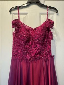 Style EW119042 Ellie Wilde Red Size 10 Straight Dress on Queenly