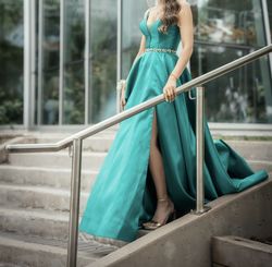 Green Size 00 Ball gown on Queenly