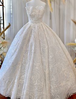 Karoza Bridal White Size 4 50 Off Embroidery Ball gown on Queenly