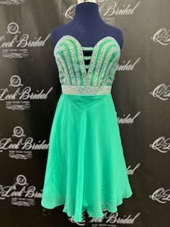 Green Size 4 Cocktail Dress on Queenly