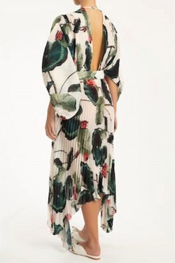 Style 1-2840650269-892 ADRIANA DEGREAS Green Size 8 V Neck Floral Cocktail Dress on Queenly