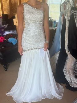 White Size 4 Straight Dress on Queenly