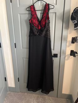 Juliet Black Size 8 Plunge Floor Length A-line Dress on Queenly