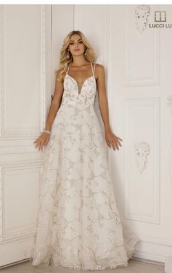 Style 1167 Lucci Lu White Size 6 70 Off 50 Off Plunge Floor Length Ball gown on Queenly