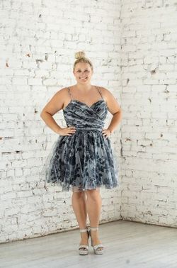 Style Rhiannon Sydneys Closet Black Size 16 Plus Size Rhiannon Floral Cocktail Dress on Queenly